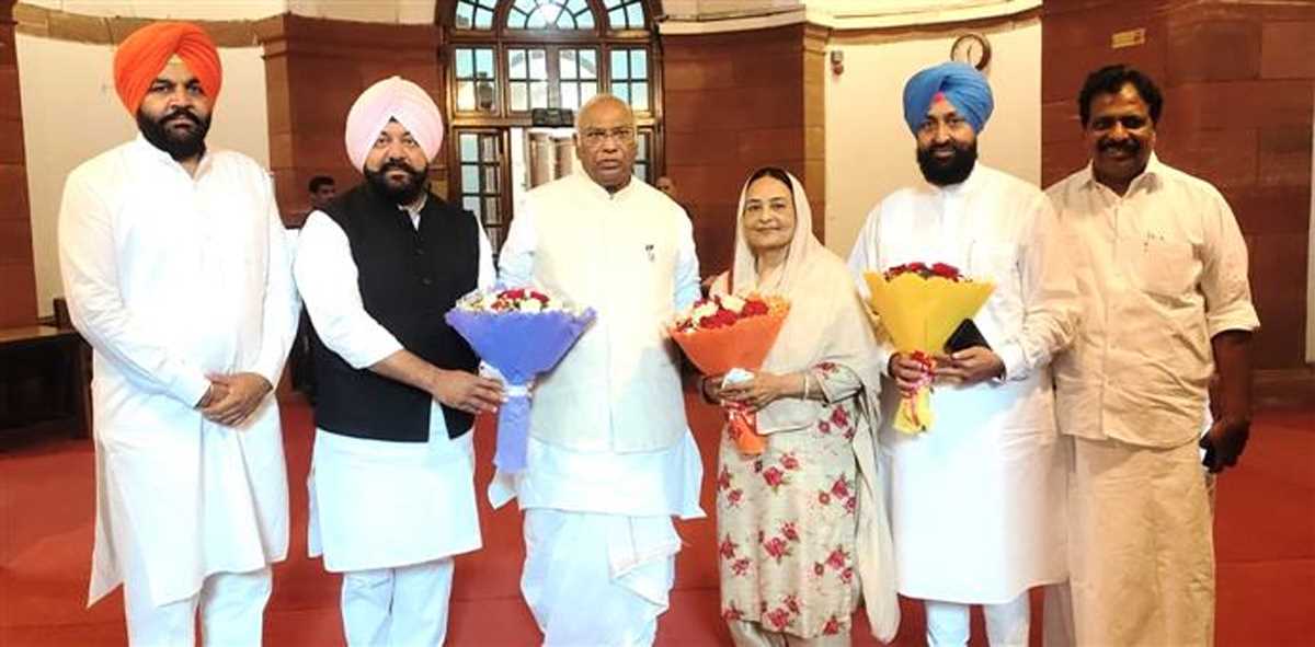 करमजीत चौधरी पंजाब के वरिष्ठ नेताओं के साथ मल्लिकार्जुन खड़गे से मिली करमजीत चौधरी पंजाब के वरिष्ठ नेताओं के साथ मल्लिकार्जुन खड़गे से मिली